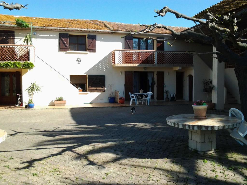 Hostal Les Prairies Mas Roux Raphèle Exterior foto