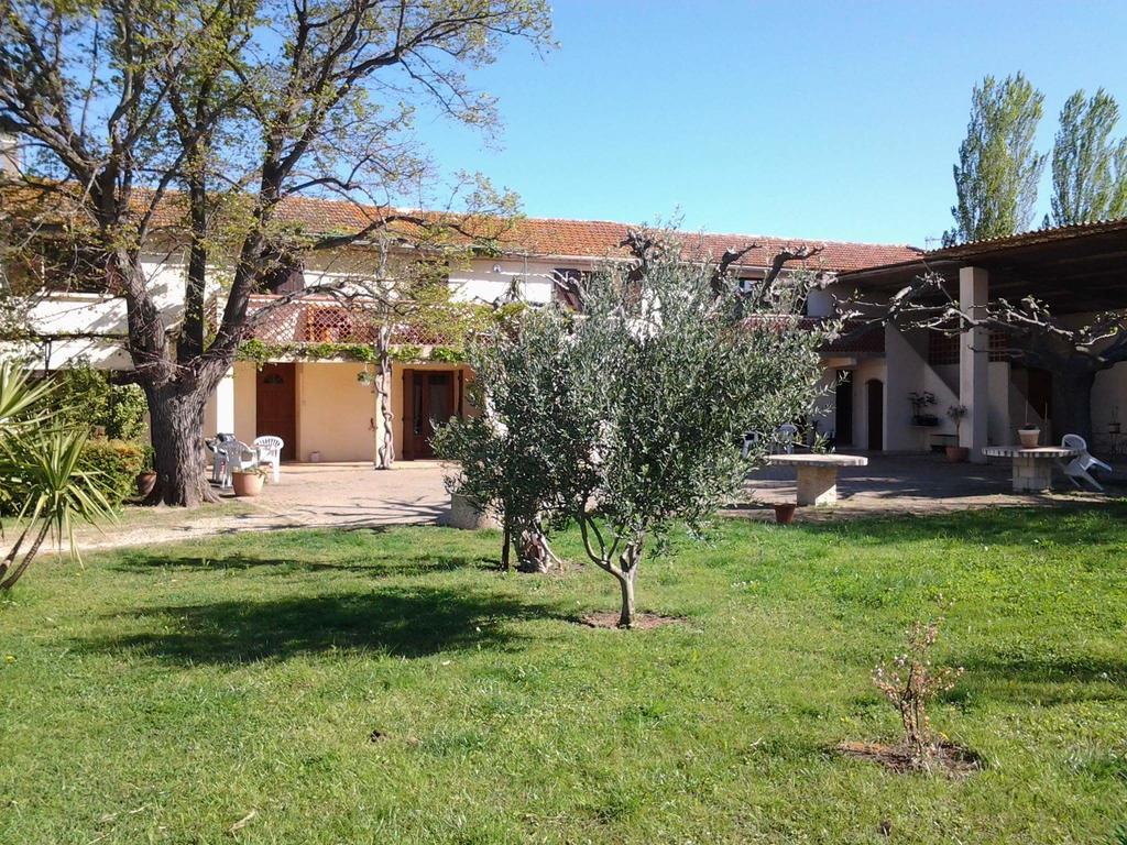 Hostal Les Prairies Mas Roux Raphèle Exterior foto